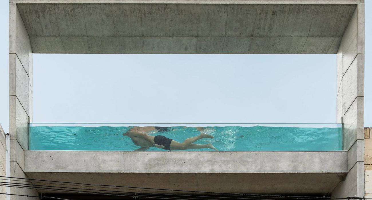 découvrez les avantages d'une piscine sur le toit : un espace de détente unique, avec une vue imprenable et un design contemporain, idéale pour profiter des journées ensoleillées tout en ajoutant une touche d'élégance à votre maison.