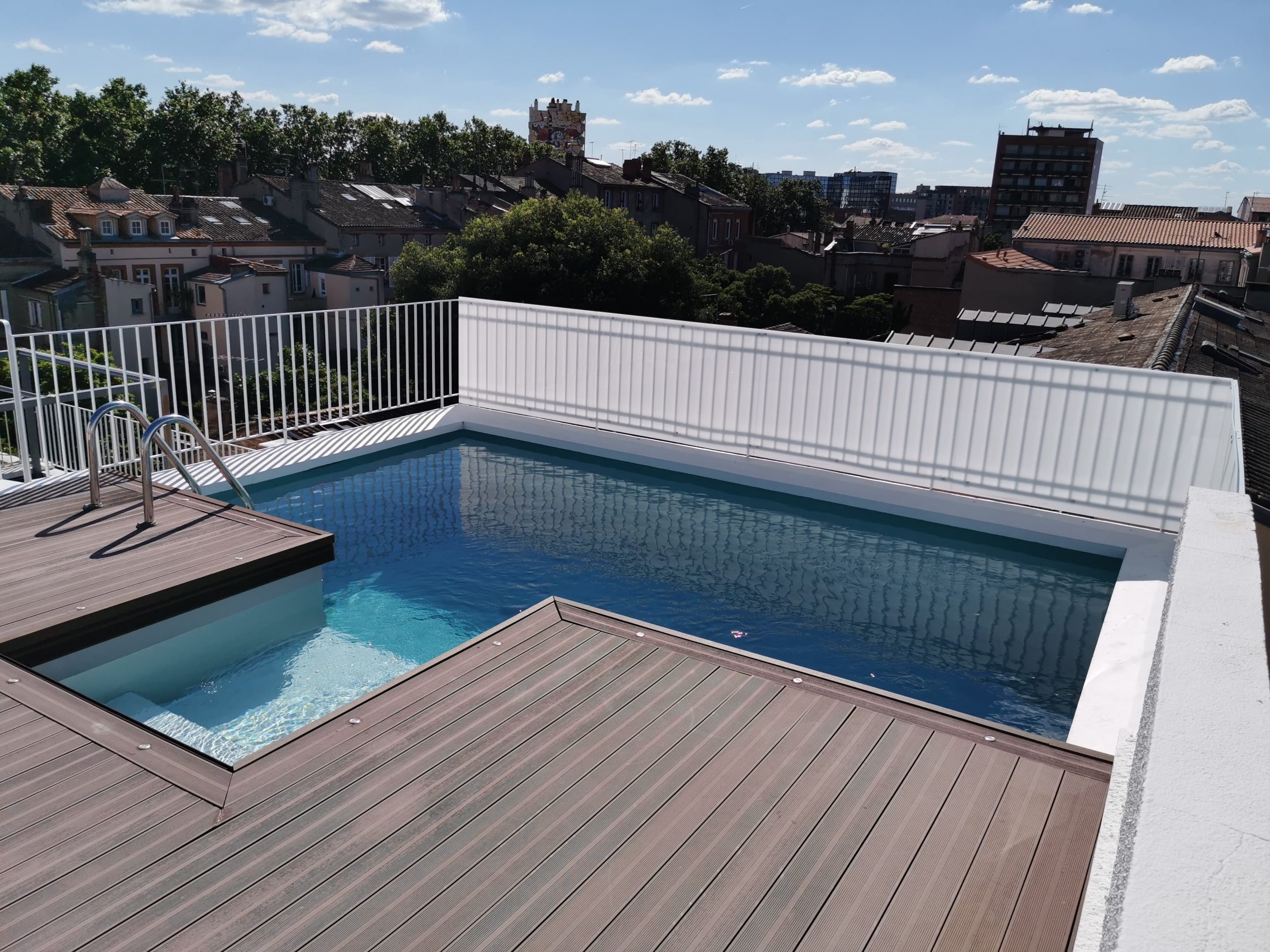 découvrez les avantages d'une piscine sur le toit : un espace de détente unique, une vue imprenable et une touche d'élégance à votre maison. transformez votre terrasse en un oasis de confort avec une piscine moderne.