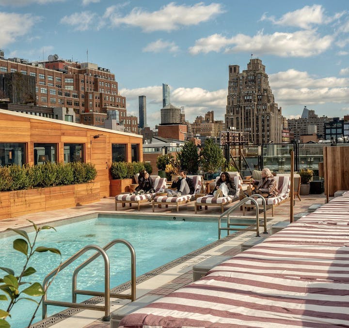 découvrez l'élégance et le luxe d'une piscine rooftop, un espace privilégié en hauteur où vous pouvez vous détendre tout en profitant d'une vue imprenable sur la ville. parfait pour vous rafraîchir et vous ressourcer, cette piscine en rooftop est l'endroit idéal pour échapper à l'agitation urbaine.