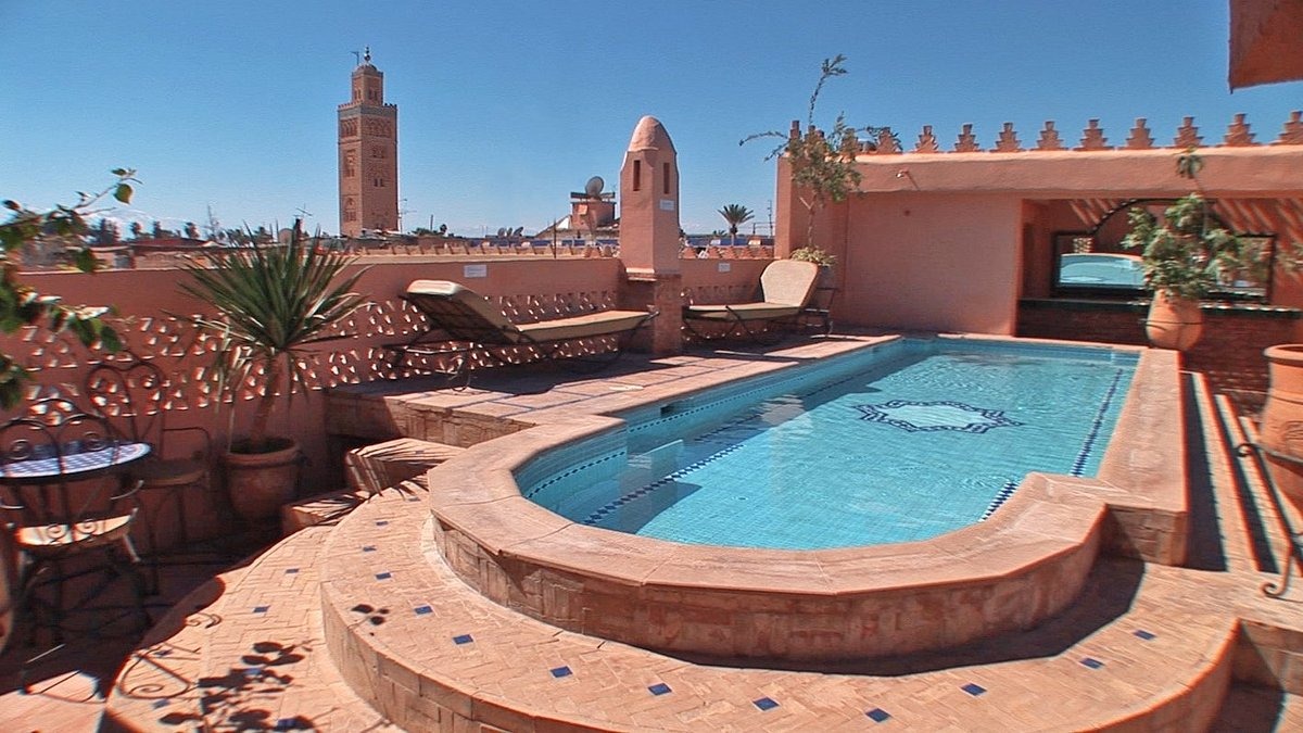 découvrez l'art de la détente avec nos piscines sur toit au maroc, un mélange parfait de luxe et de sérénité. plongez dans une expérience unique, entouré de vues imprenables et d'une atmosphère chaleureuse.