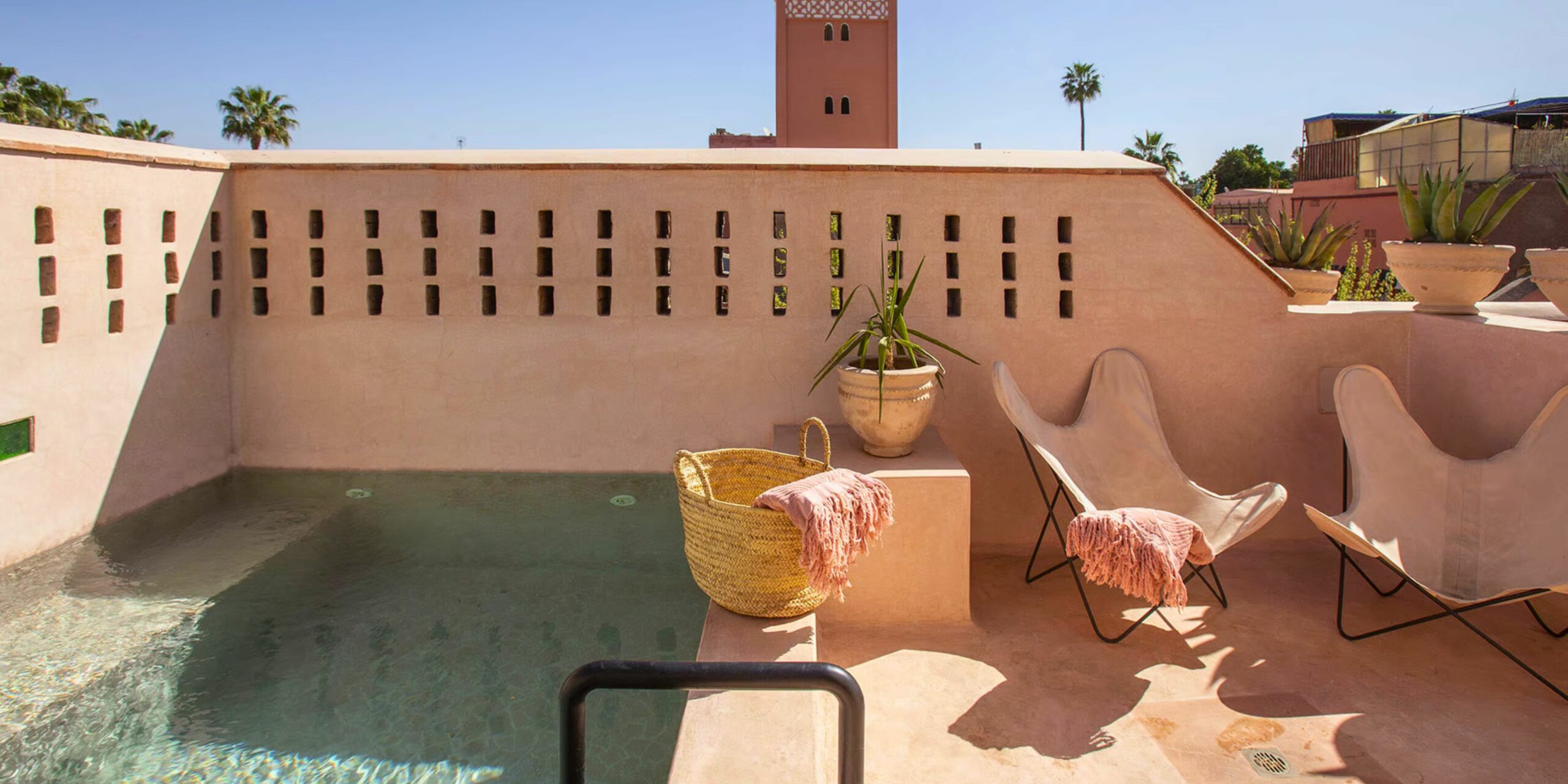 découvrez l'élégance des piscines sur toit au maroc, alliant design moderne et vues imprenables. transformez votre espace extérieur en un véritable havre de paix et de détente, parfait pour profiter du soleil et des paysages marocains.