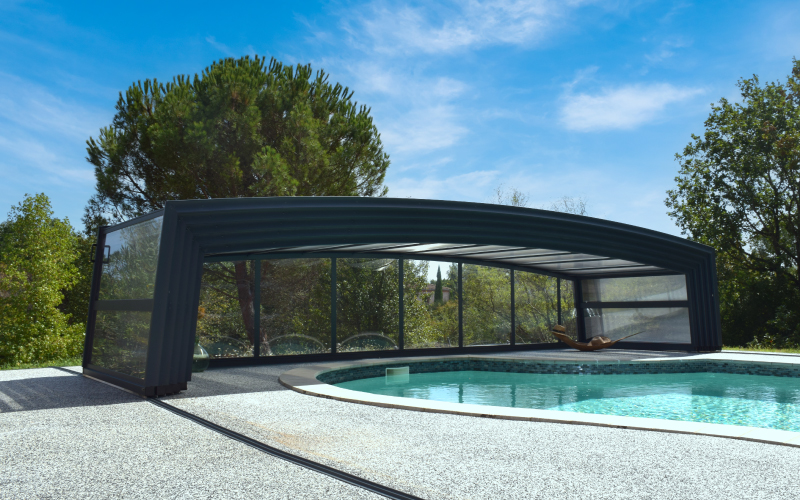 découvrez nos solutions de piscine toit rétractable, alliant design moderne et fonctionnalité. profitez de votre piscine durant toutes les saisons tout en préservant l'esthétique de votre espace extérieur. facile à utiliser et parfaitement adapté à votre jardin, ce système transforme votre expérience de baignade.