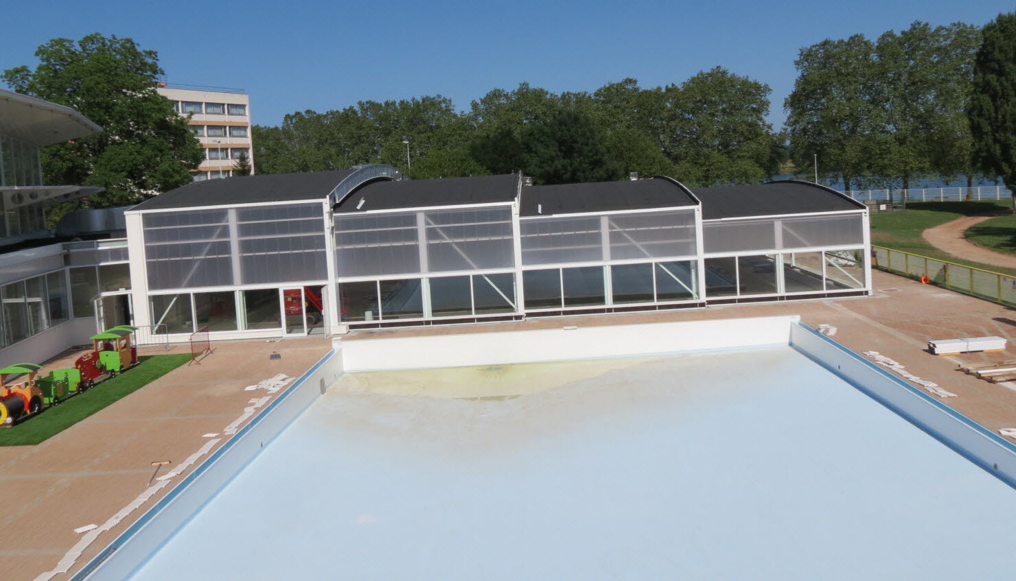 découvrez les avantages d'une piscine toit rétractable, une solution innovante qui combine confort et esthétique. profitez d'une baignade en toute saison tout en préservant votre espace extérieur. idéale pour maximiser votre confort et valoriser votre propriété, la piscine toit rétractable est la tendance à adopter pour les amoureux de la baignade.