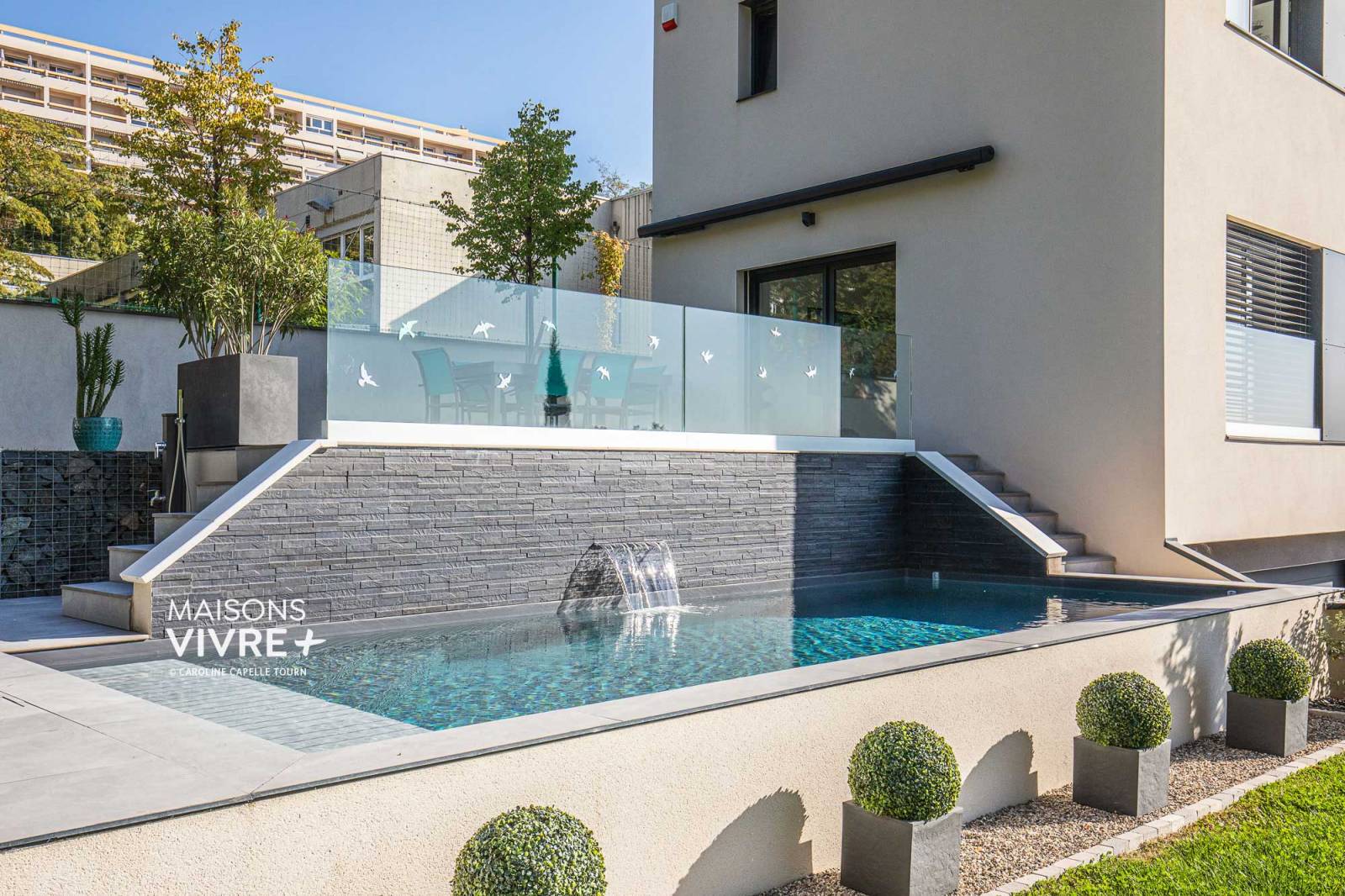 découvrez l'élégance et le plaisir de la piscine sur toit terrasse. aménagez un espace de détente en hauteur, alliant style, confort et vues imprenables. idéal pour se rafraîchir et profiter du soleil dans un cadre exclusif.