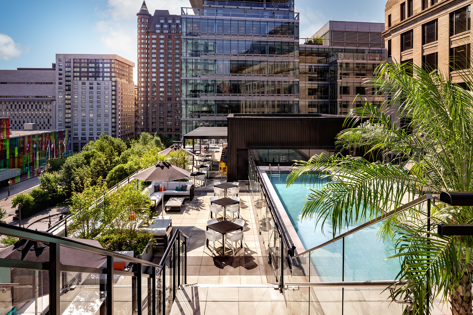 découvrez l'élégance et le confort d'une piscine sur toit terrasse : un espace de détente unique, offrant une vue imprenable, idéal pour se rafraîchir et profiter du soleil tout en ajoutant une touche de luxe à votre maison.