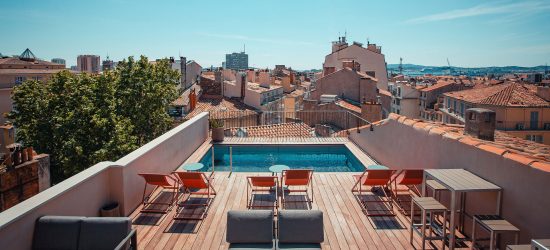 découvrez l'élégance et le confort d'une piscine sur toit terrasse. transformez votre espace extérieur en un havre de paix avec vue imprenable, idéal pour la détente et les moments en famille ou entre amis.