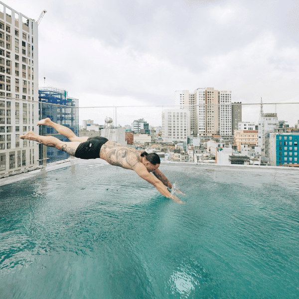 découvrez l'exceptionnelle expérience d'une piscine sur le toit : un espace de détente innovant offrant des vues imprenables, une ambiance relaxante et le luxe d'une baignade en plein air, le tout au cœur de la ville.