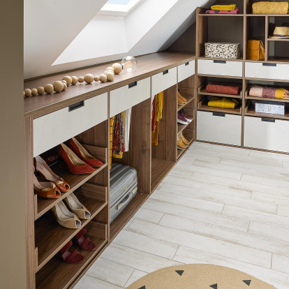 découvrez des idées astucieuses pour aménager un placard sous pente, optimisant l'espace tout en apportant du style à votre intérieur. transformez les zones difficilement accessibles en un rangement pratique et esthétique.