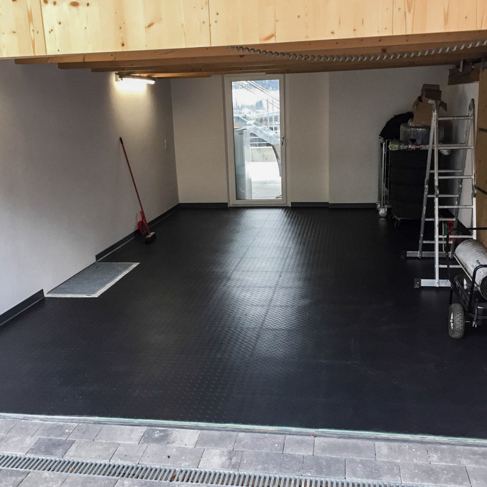 découvrez nos solutions de plancher pour garage, alliant esthétique et robustesse. transformez votre espace avec des matériaux durables et faciles d'entretien, tout en maximisant l'espace de rangement et le confort. idéal pour les bricolages ou comme espace de stockage.