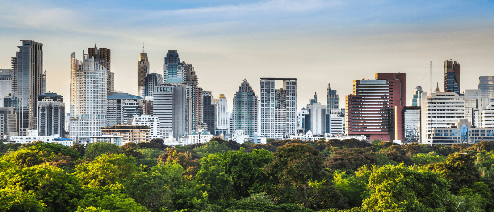 découvrez tout ce qu'il faut savoir sur le poids des panneaux solaires : des informations essentielles pour choisir votre installation, optimiser votre structure et garantir une performance optimale de votre système solaire.