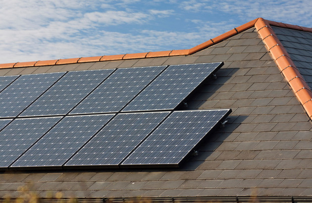 découvrez les avantages de la pose de panneaux photovoltaïques sur votre toit : une solution écologique pour produire votre propre électricité, réduire vos factures d'énergie et contribuer à la transition énergétique. transformez votre toiture en atout énergétique durable dès aujourd'hui!