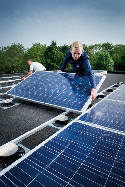 découvrez comment optimiser l'énergie solaire avec la pose de panneaux photovoltaïques sur votre toit plat. profitez d'une installation efficace, d'une réduction de vos factures d'électricité et d'un engagement envers un avenir durable.