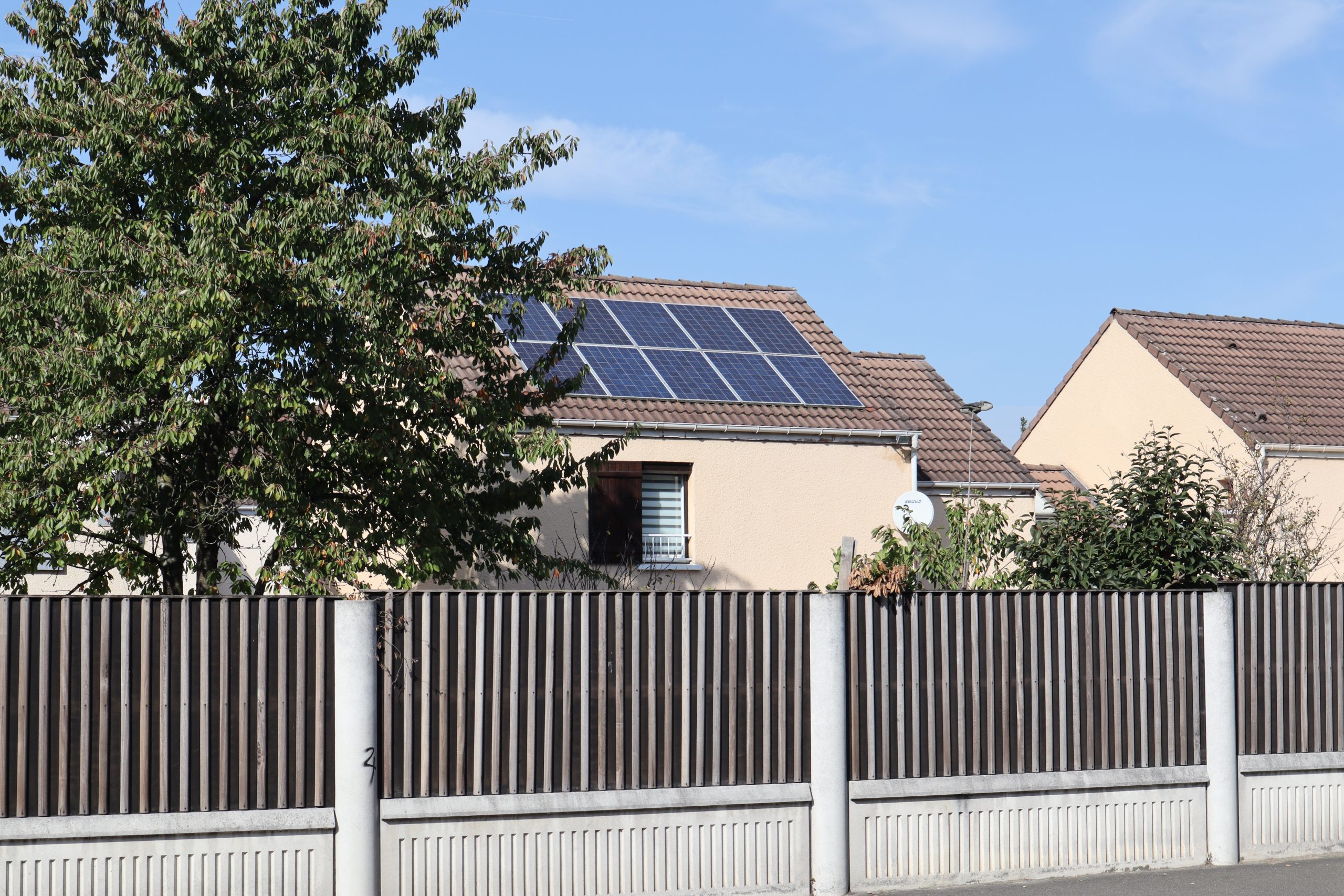 découvrez comment évaluer le potentiel solaire de votre toit pour optimiser l'énergie renouvelable, réduire vos factures d'électricité et contribuer à la protection de l'environnement.