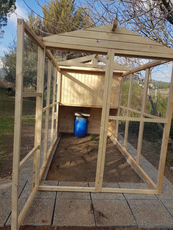 découvrez notre poulailler plat, une solution pratique et moderne pour élever vos poules tout en optimisant l'espace. idéal pour les petits jardins, il allie design fonctionnel et confort pour vos volailles.