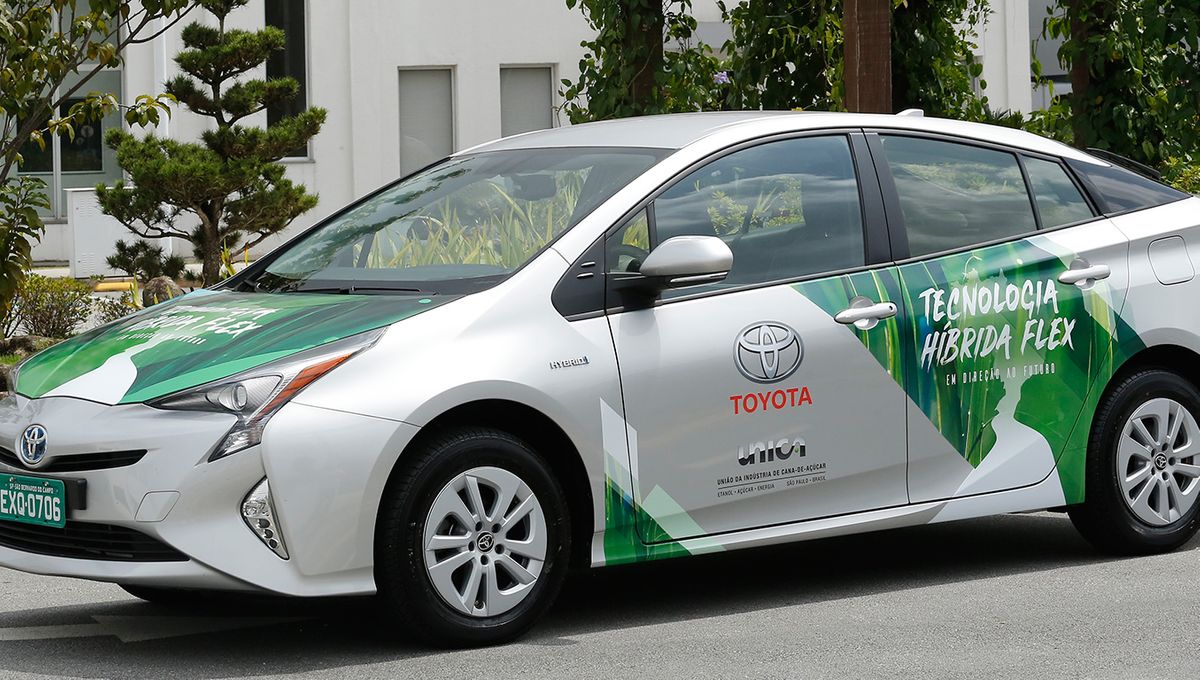 découvrez la toyota prius rechargeable équipée d'un toit photovoltaïque, alliant performance écologique et innovation technologique. profitez d'une conduite plus verte grâce à l'énergie solaire tout en réduisant votre empreinte carbone.
