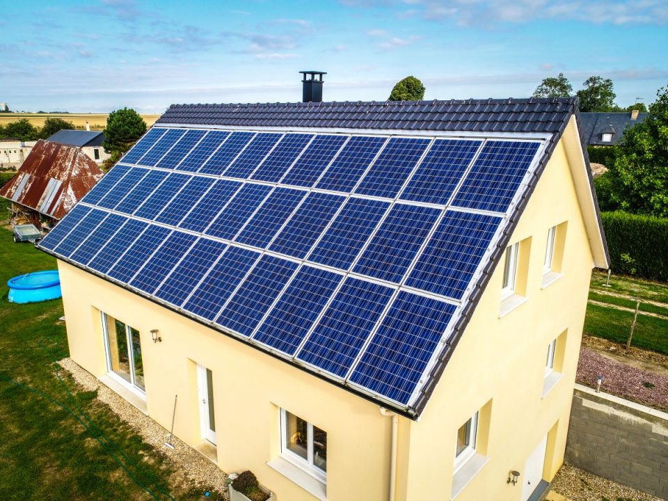 découvrez les tarifs compétitifs pour l'installation d'un toit photovoltaïque de 700 m². profitez d'économies d'énergie et d'une solution durable pour votre habitation tout en bénéficiant d'informations claires sur les coûts associés et les avantages d'une telle infrastructure.