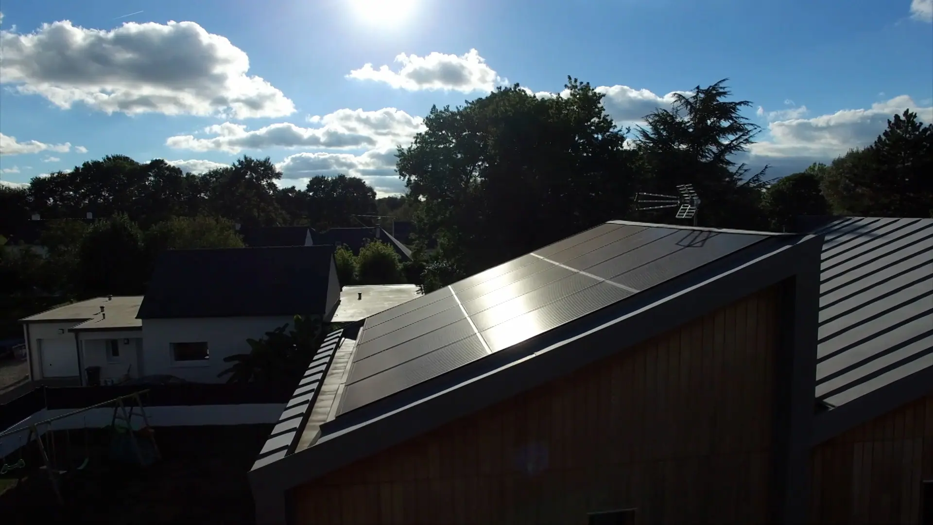 découvrez les prix des toitures photovoltaïques pour une surface de 700m². optimisez votre investissement grâce à des conseils d'experts et des solutions adaptées à votre projet d'énergie renouvelable.