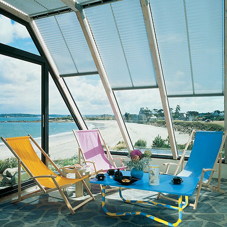 découvrez nos solutions de protection pour vérandas, alliant esthétique et durabilité. protégez votre espace de vie tout en profitant de la lumière naturelle grâce à nos produits de qualité, conçus pour résister aux intempéries et garantir votre confort.