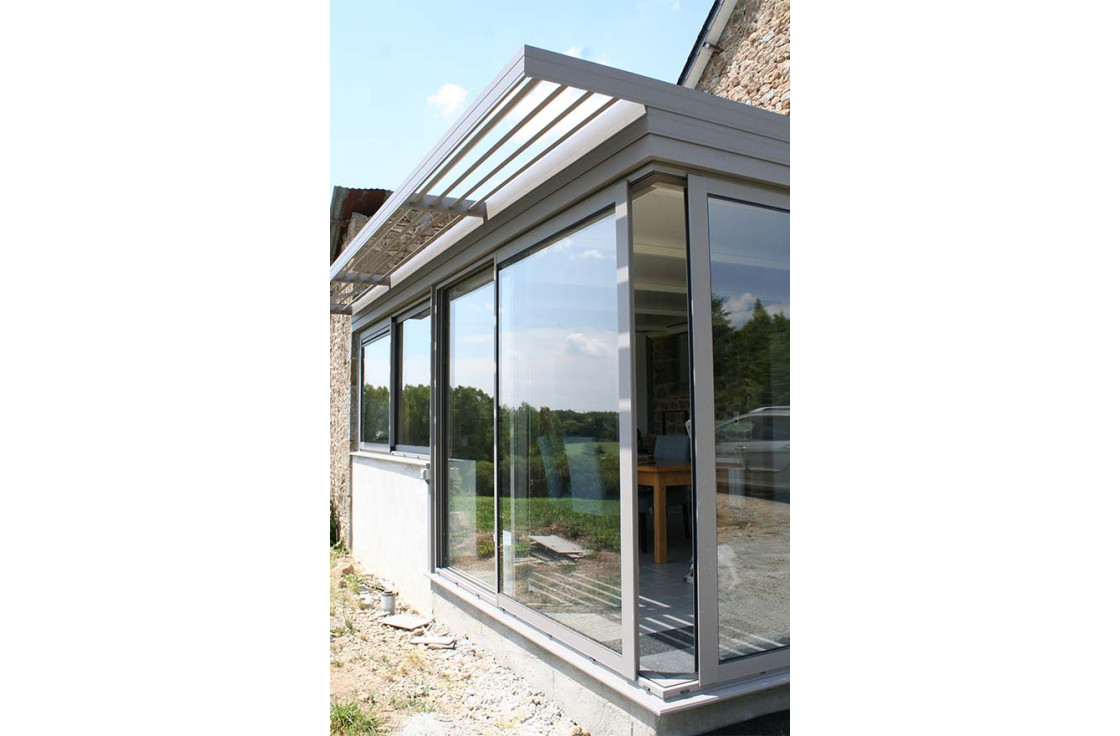 protégez votre véranda du soleil avec des solutions innovantes et esthétiques. découvrez nos conseils pour choisir des matériaux et des dispositifs efficaces afin de préserver votre espace de vie tout en profitant de la lumière naturelle.