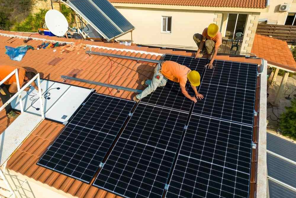 découvrez comment optimiser l'installation de vos panneaux solaires avec notre guide complet sur le raccordement. apprenez les étapes essentielles, les normes à respecter, et les conseils d'experts pour garantir un fonctionnement efficace et sécurisé de votre système solaire.