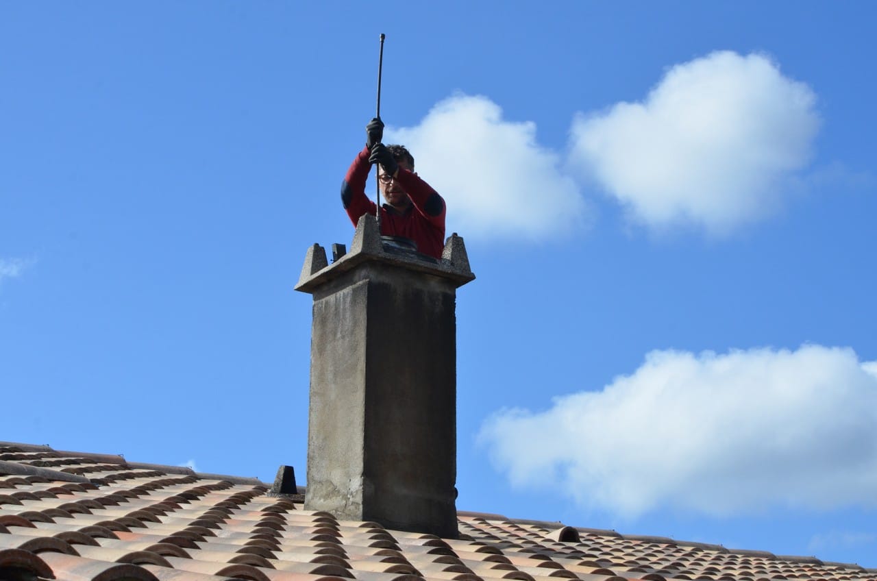 assurez la sécurité et l'efficacité de votre cheminée avec notre service de ramonage de toit. nos experts qualifiés nettoient et inspectent vos conduits pour prévenir les risques d'incendie et améliorer la performance de votre installation. optez pour un ramonage professionnel et protégez votre maison.