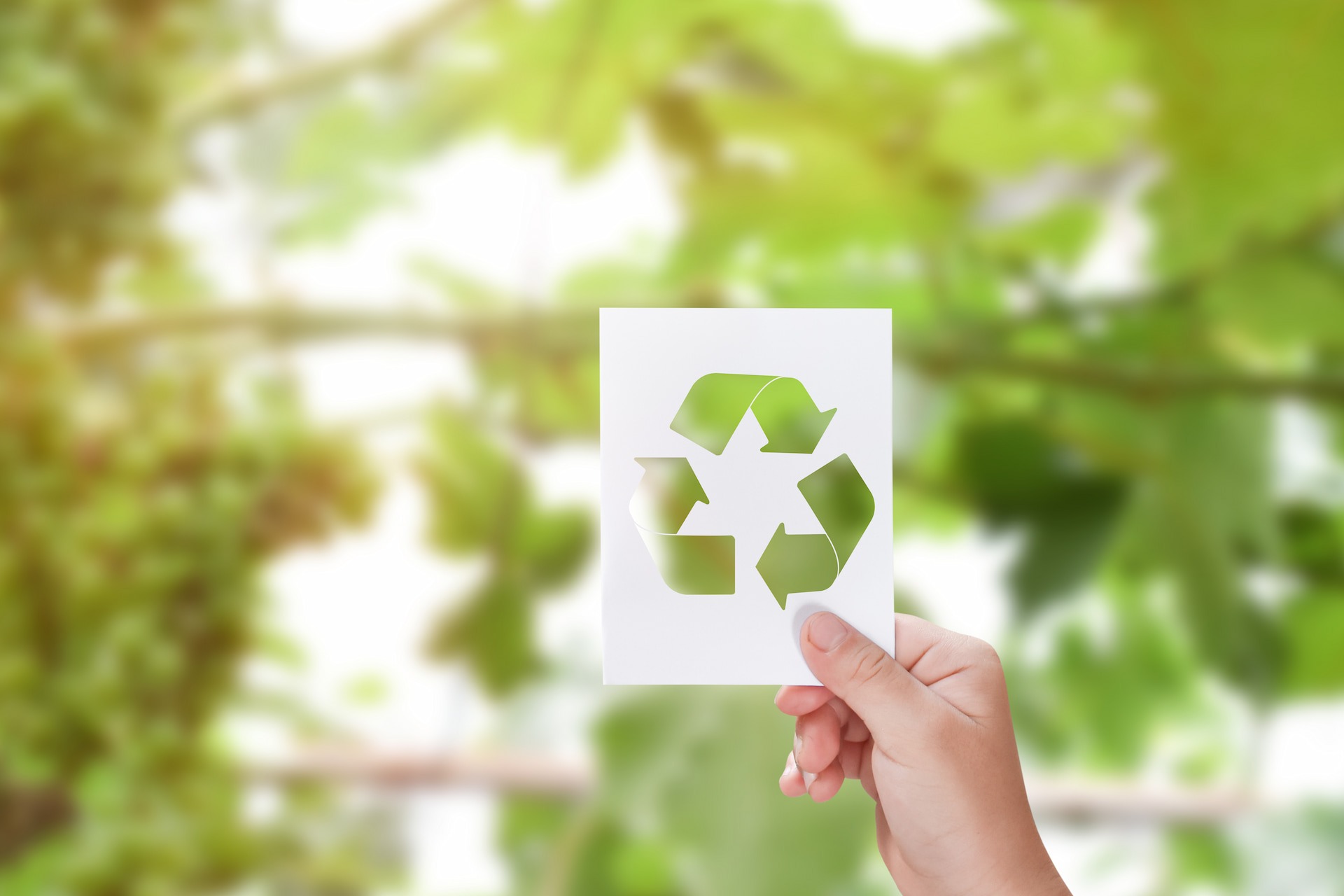 découvrez les enjeux et les solutions du recyclage des panneaux solaires. apprenez comment ce processus contribue à la durabilité environnementale, réduit les déchets électroniques et permet de récupérer des matériaux précieux pour une économie circulaire. informez-vous sur les meilleures pratiques et les réglementations en matière de recyclage pour un avenir énergétique responsable.