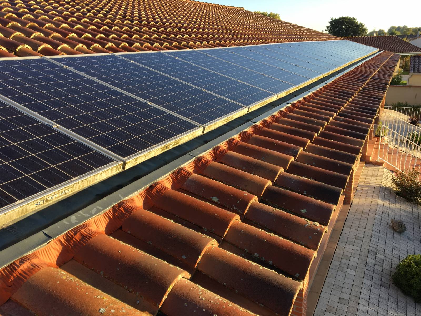 découvrez comment réduire vos impôts grâce à l'installation de panneaux photovoltaïques. profitez des avantages fiscaux, des crédits d'impôt et des subventions disponibles pour les projets d'énergie solaire en france. informez-vous sur les démarches à suivre pour alléger votre charge fiscale tout en contribuant à la transition énergétique.