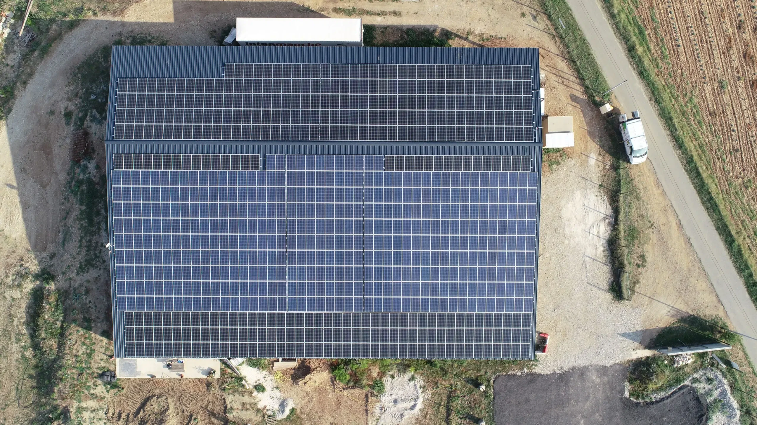 découvrez les règlementations essentielles entourant la location de panneaux photovoltaïques. informez-vous sur les obligations légales, les avantages fiscaux et les normes à respecter pour une location réussie et conforme.