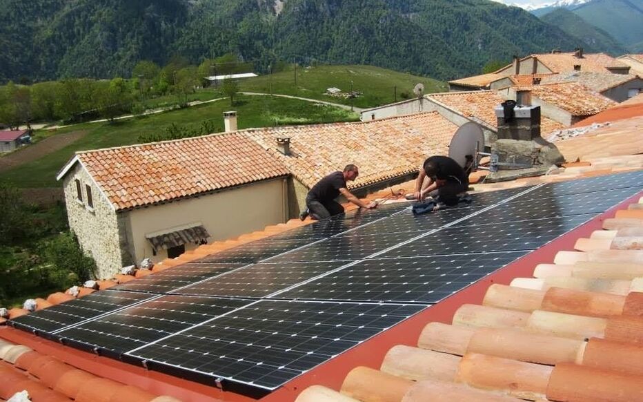 découvrez les réglementations essentielles concernant les panneaux photovoltaïques en france. informez-vous sur les normes, les subventions et les obligations légales à respecter pour installer des systèmes solaires en toute conformité.