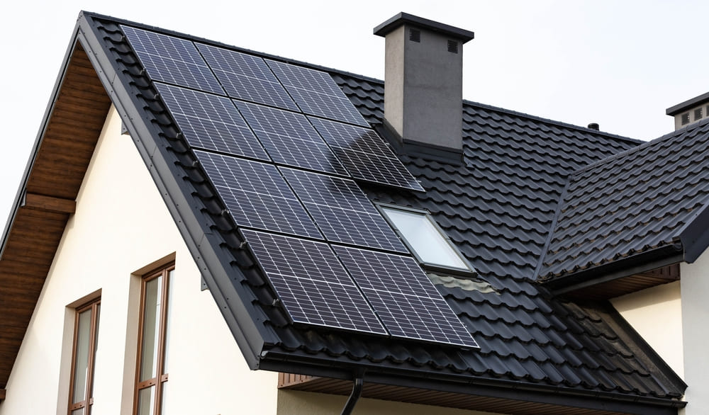 découvrez la réglementation concernant les toitures photovoltaïques en france. informez-vous sur les normes, les subventions disponibles et les obligations légales pour installer des panneaux solaires sur votre toit, afin de maximiser votre investissement tout en respectant les règles en vigueur.