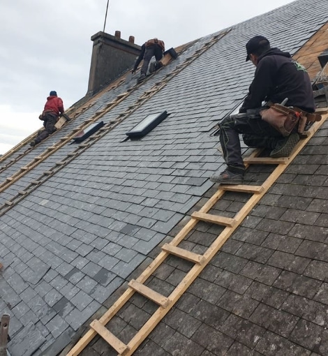 confiez le remplacement de votre toiture en ardoise à des experts qualifiés. nous garantissons un service professionnel et des matériaux de haute qualité pour assurer la durabilité et l'esthétique de votre toit. contactez-nous pour un devis personnalisé et protégez votre maison avec style.