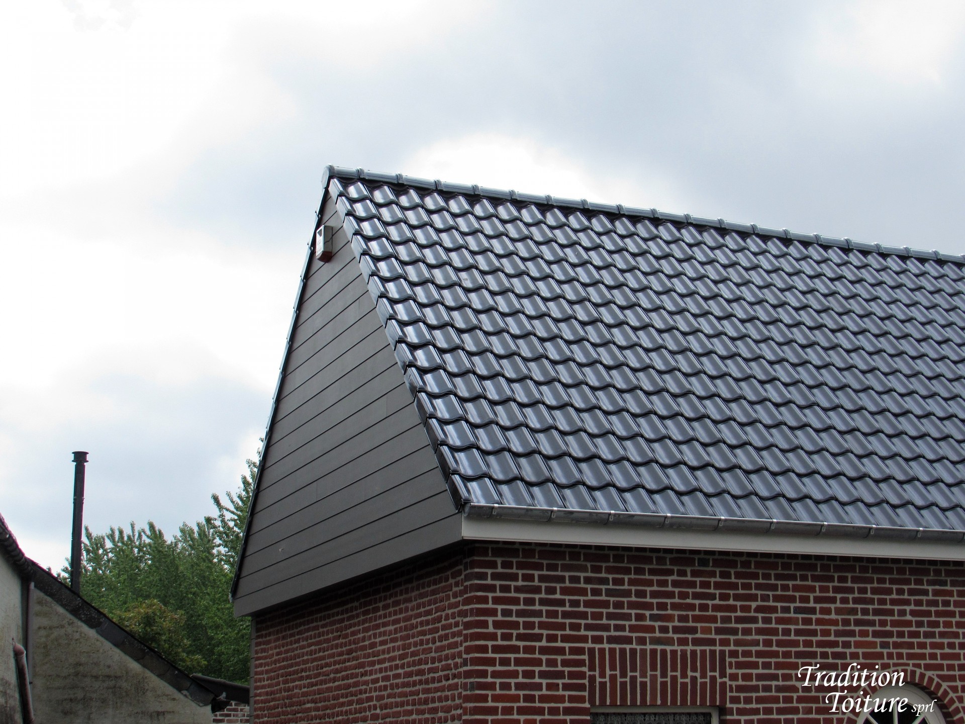 découvrez nos services de renouvellement de toit pour garantir une protection optimale de votre maison. que ce soit pour des réparations ou un remplacement complet, notre équipe d'experts est à votre disposition pour vous offrir des solutions durables et esthétiques.