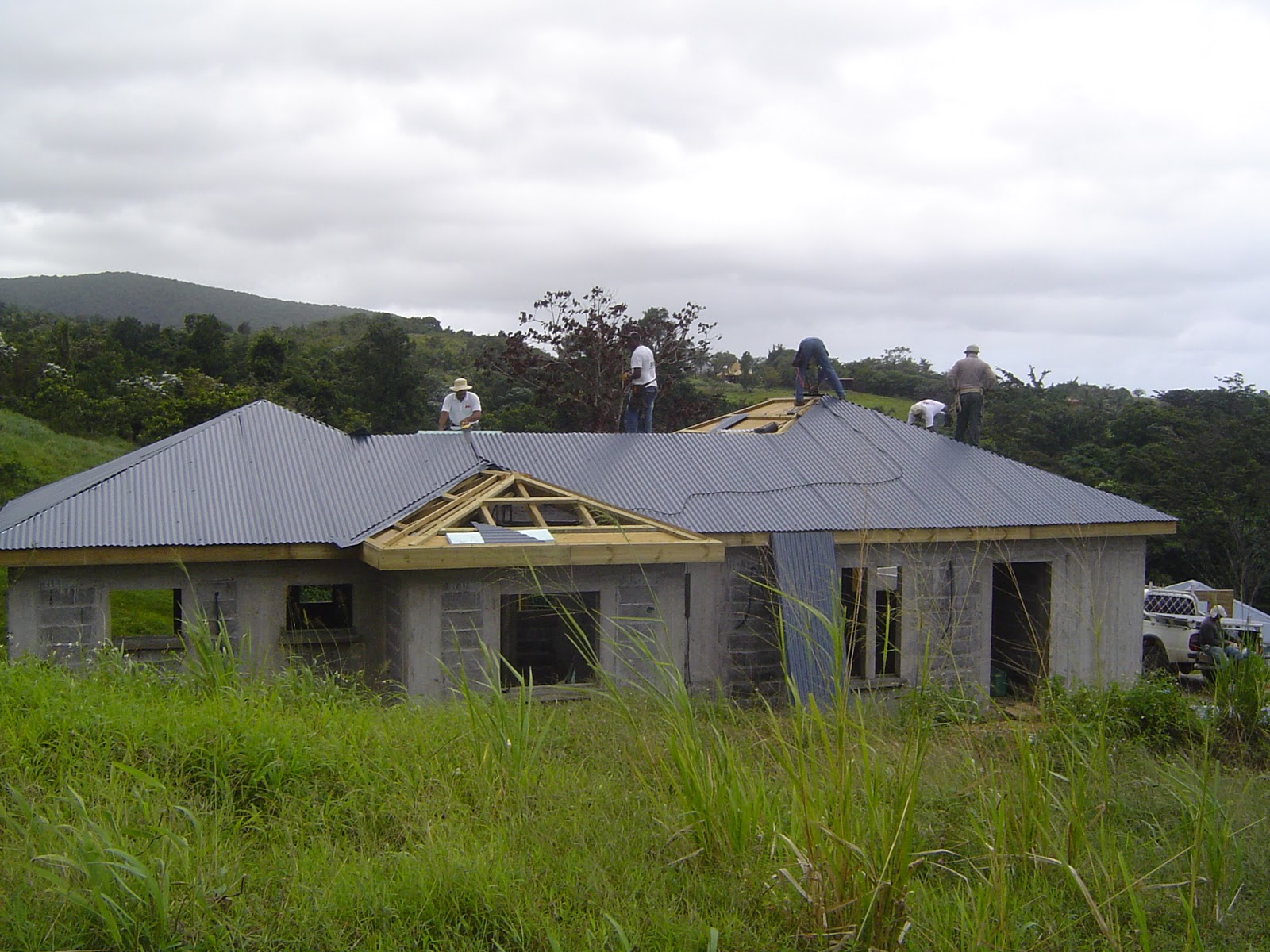 découvrez nos services de rénovation de toiture en guadeloupe. offrez à votre maison une protection durable et améliorez son esthétique grâce à nos experts en toiture. réparations, restaurations et conseils adaptés à votre budget. contactez-nous dès aujourd'hui !