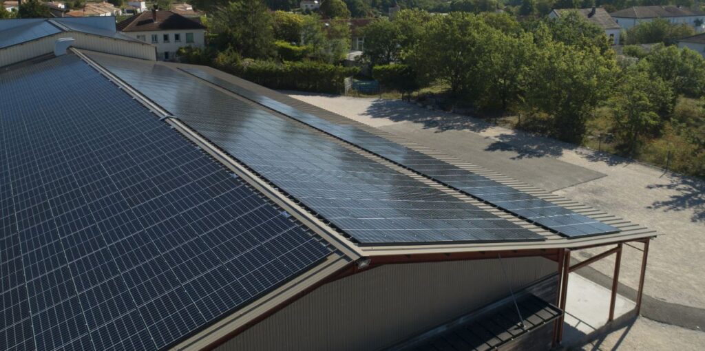 découvrez les avantages de la toiture photovoltaïque : une solution écologique et économique pour produire votre propre énergie tout en contribuant à la transition énergétique. optimisez l'efficacité de votre habitation grâce à cette technologie innovante.