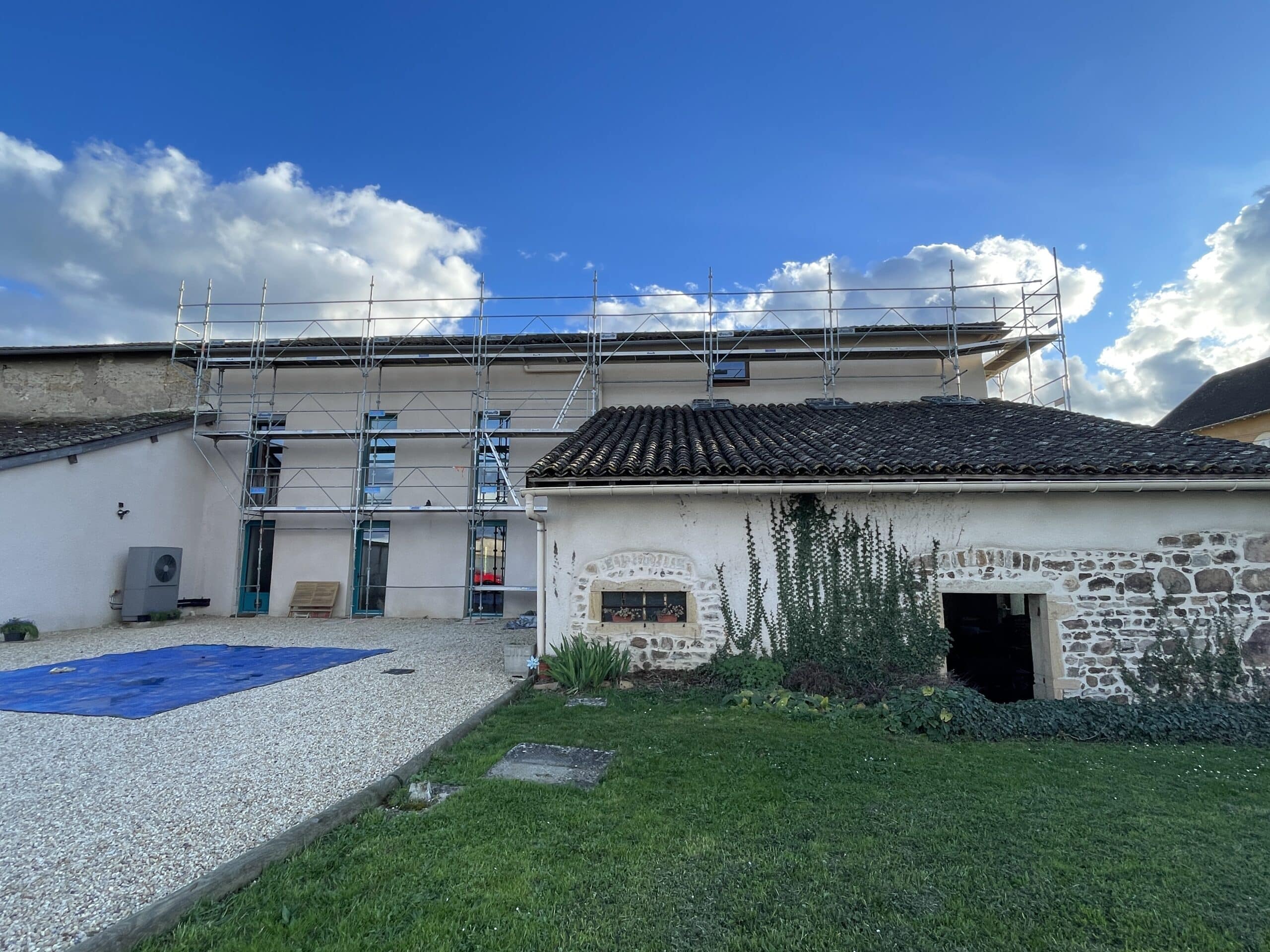 découvrez comment rénover votre toit peut augmenter la valeur de votre maison. apprenez les meilleures pratiques et conseils pour optimiser l'apparence et la durabilité de votre toiture, tout en rehaussant la cote de votre propriété sur le marché immobilier.