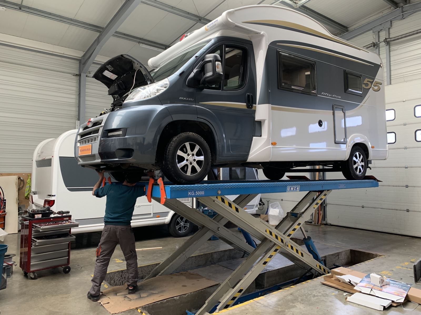 besoin d'une réparation de toit pour votre camping-car ? découvrez nos services spécialisés pour restaurer et protéger votre véhicule de loisir. obtenez un devis gratuit et assurez-vous des vacances en toute sérénité avec un toit en parfait état.