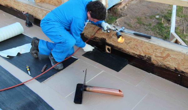 découvrez l'importance des réserves d'eau sur les toits plats : une solution durable pour la gestion des eaux de pluie, favorisant la collecte et l'utilisation efficace de l'eau tout en protégeant l'environnement. apprenez comment intégrer cette technologie avantageuse dans vos projets de construction.