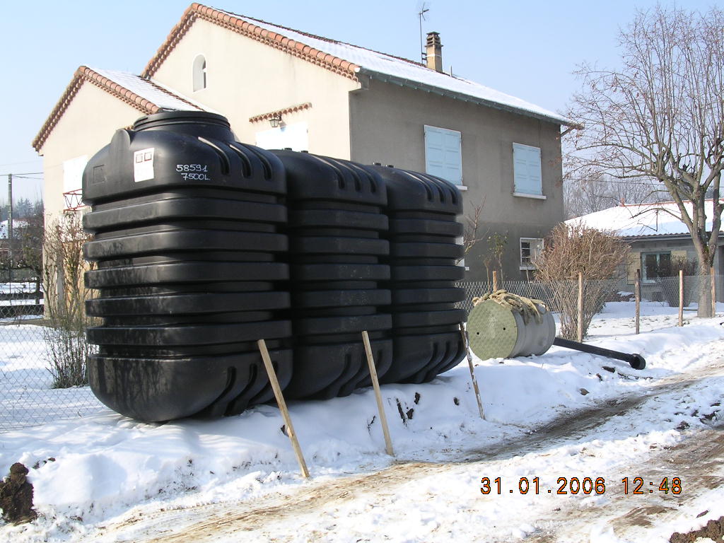 découvrez notre guide sur les réserves d'eau pour toits : des solutions écologiques pour collecter et utiliser l'eau de pluie, optimiser votre consommation et contribuer à la préservation de l'environnement.