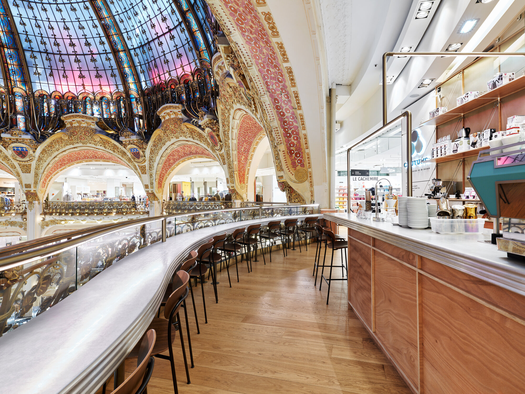 découvrez le restaurant de la galerie lafayette, un lieu unique où la gastronomie rencontre le style parisien. savourez des plats raffinés préparés avec des ingrédients frais tout en profitant d'une ambiance chaleureuse et d'une vue imprenable sur les célèbres grands boulevards. une expérience culinaire inoubliable au cœur de la capitale.