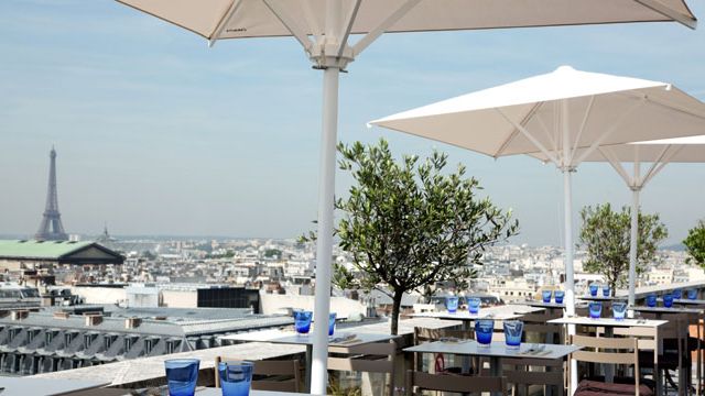 découvrez le restaurant sur le toit des galeries lafayette, un lieu unique alliant gastronomie raffinée et vue imprenable sur paris. profitez d'une expérience culinaire inoubliable tout en admirant les toits emblématiques de la capitale.