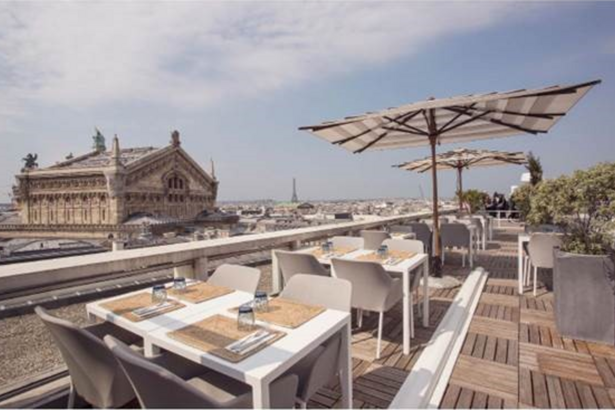 découvrez le restaurant situé sur le toit des galeries lafayette, offrant une vue panoramique sur paris. savourez des plats raffinés dans un cadre élégant tout en profitant de l'effervescence de la capitale. une expérience culinaire unique à ne pas manquer!