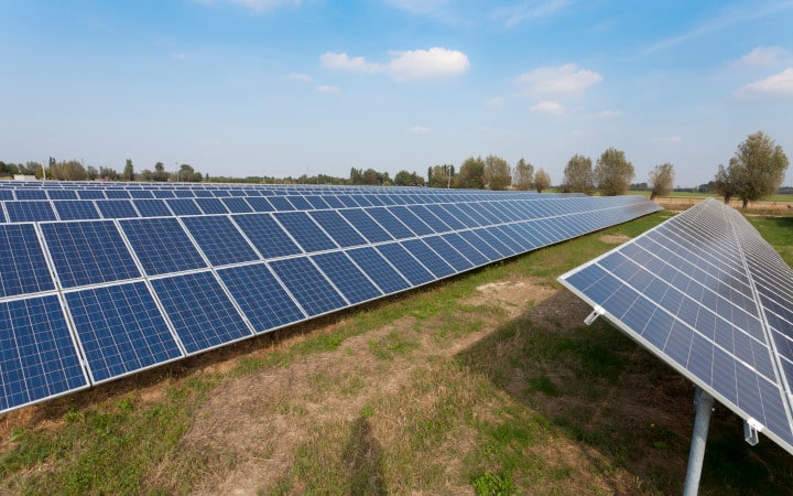 découvrez comment maximiser vos revenus grâce à l'énergie photovoltaïque. apprenez les différentes manières de générer des revenus avec des panneaux solaires et tirez parti des subventions et des tarifs d'achat pour rentabiliser votre investissement durable.