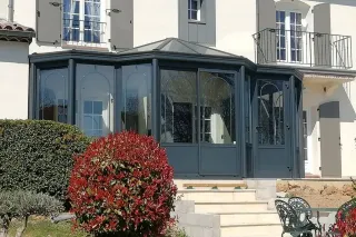 découvrez l'élégance et le confort d'une véranda, un espace idéal pour profiter de la lumière naturelle tout en étant protégé des intempéries. transformez votre maison en un havre de paix grâce à nos solutions sur mesure, alliant esthétisme et fonctionnalités.