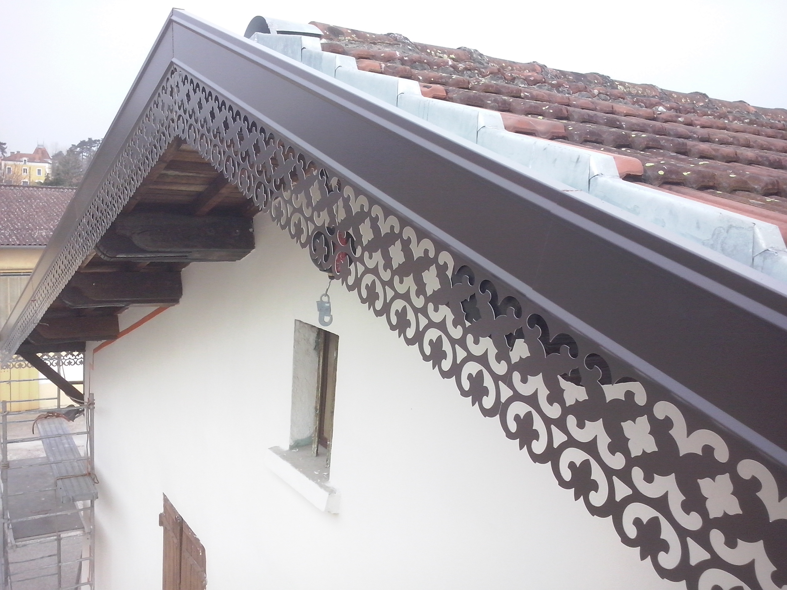 découvrez notre guide complet sur la rive de toit : son rôle essentiel, les matériaux recommandés, et des conseils d'installation pour assurer la durabilité et l'esthétique de votre toiture. ne laissez rien au hasard pour votre maison !