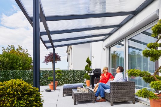 découvrez notre magnifique terrasse sur le toit, un espace de détente exceptionnel avec une vue imprenable sur la ville. profitez de moments mémorables, que ce soit pour un apéritif entre amis ou un moment de tranquillité. un lieu idéal pour échapper au quotidien et savourer la beauté du ciel.