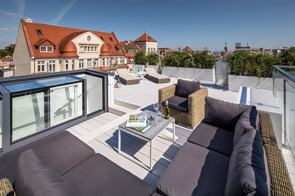 découvrez notre magnifique terrasse sur le toit, un espace idéal pour profiter de moments de détente en plein air, admirer des vues imprenables et organiser des soirées mémorables. notre toit-terrasse allie confort, élégance et atmosphère conviviale pour une expérience inoubliable.