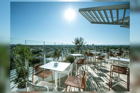 découvrez les rooftops incontournables de montpellier, où vous pourrez savourer des cocktails raffinés tout en admirant des vues imprenables sur la ville et ses alentours. profitez d'une atmosphère unique pour vos soirées entre amis ou vos moments de détente.