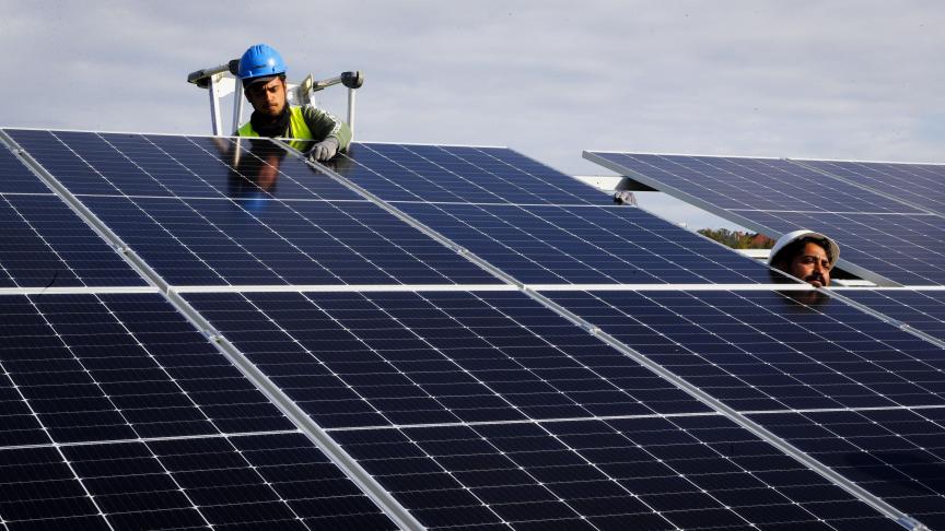 découvrez le salaire moyen d'un installateur photovoltaïque en 2023, les facteurs influençant les revenus dans ce secteur en pleine expansion et les perspectives d'évolution de carrière. informez-vous pour mieux orienter votre projet professionnel dans les énergies renouvelables.