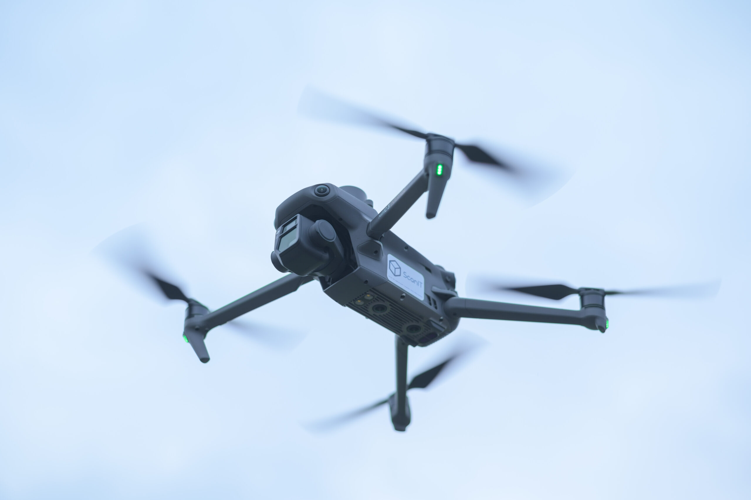 découvrez notre service de scanner antenne toit par drone, une solution innovante pour inspecter et cartographier vos installations de manière rapide et efficace. évaluez l'état de vos antennes avec une précision inégalée grâce à la technologie de drones de pointe.