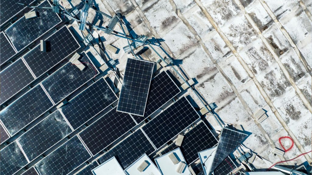 découvrez les secrets des équipements solaires : optimisez votre consommation d'énergie et réduisez vos factures grâce à des solutions innovantes et durables.